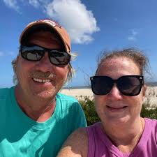 This dad and his posse absolutely LOVE to roller disco 😅