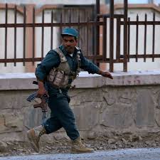In scenes echoing the sudden fall of saigon at the end of the vietnam war, petrified men, women and. Afghanistan Taliban Greifen Flughafen In Kabul An Der Spiegel
