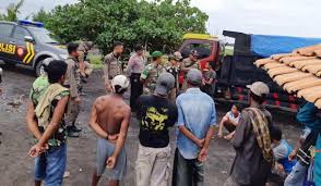 Pantai bambang sedikit spesial karena memiliki hamparan pasir berwarna hitam dengan butiran yang. Tak Mau Terjadi Salim Kancil Jilid 2 Polres Lumajang Obrak Penambal Ilegal Di Pantai Watu Pecak Bangsa Online Cepat Lugas Dan Akurat