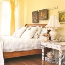 غرفة نوم صفراء 85 صورة اللون الأصفر في الداخل غرفة نوم ضيقة بدرجات اللون الأصفر والبرتقالي الداكن أفكار التصميم