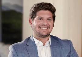 Paul Komar's Instagram, Twitter & Facebook