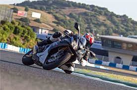 In The Daytona 675r We Ve Made Exceptional The New Standard This Is A True Track Day Tool Taking Our Experience Gain Triumph Daytona 675 Triumph Riding Bike