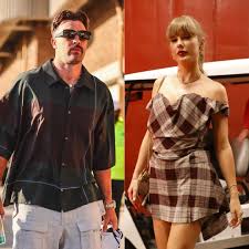 Stronger than a 90s (plaid) trend. 🔥🔥 📷: @chiefs and David Eulitt via  @gettyimages