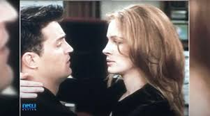 Perry and roberts had a brief offscreen romance in 1996 as well. Matthew Perry Used His Paper To Get Pretty Woman Julia Roberts On Friends Dish Nation