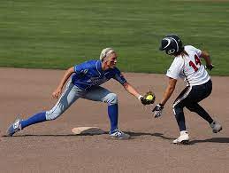 En el sóftbol, la pelota debe de ser liberada por el antebrazo y su movimiento y el corredor debe de permanecer en contacto con la baseen todo momento hasta que la pelota sea liberada. Wbsc World Baseball Softball Confederation