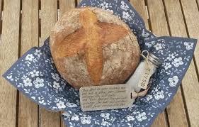 Das brot steht für das lebensnotwendige und das salz für die nötige würze, bewahrung und wohlstand. Zum Einzug Salz Und Brot Mit Spass Selbstgemacht Kleinigkeiten Die Freude Machen
