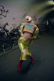 Haut En Eponge Tricolore Maison Margiela Veste Et Jupe En Coton Et Polyester Imprimes Rochas Bas Nicolas Mess Editoriaux De Mode Idees De Mode Gareth Pugh