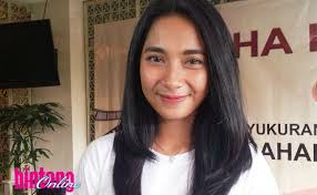 Detail kepompong dinda kirana mp3 dapat kamu nikmati dengan cara klik tombol download mp3 di bawah, dan untuk link download lagu kepompong dinda kirana ada di halaman selanjutnya. Dinda Kirana Jadi Cewek Tomboy Di Film Perdananya Tabloidbintang Com