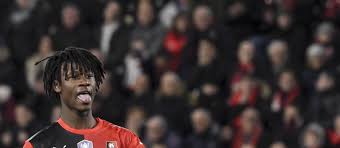 Una de las prioridades del psg en el próximo mercado es la de reforzar el centro del campo con un fichaje de renombre. Psg Line Up Smash And Grab For Rennes Star Eduardo Camavinga