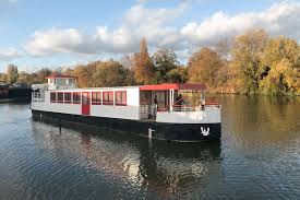 À l'origine la coque construite en bois et halée ou tractée, a évolué vers la construction métallique d'abord. Location Peniche Albatros A Paris Louer Un Bateau Sur La Seine