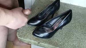 射在我朋友的高跟鞋上