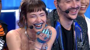 Fuori gli inediti dei cantanti del serale. Enula Bareggi Chi E La Cantante Di Amici Dai Mille Colori