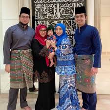 Suami ziela jalil banyak dugaan sejak beristeri dua, isteri pertama tahu selepas sebulan kahwinsuami ziela jalil dedah apa jadi sejak beristeri dua. Kisah Sayu Datuk Ziela Jalil Tanggung Rindu Arw4h Suami Hingga 5 Bulan Ulang Alik Pusara Nona Berita Hangat