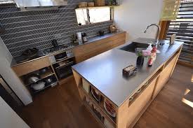 セパレートキッチン全景 注文家具屋 フリーハンドイマイ 北欧デザインの キッチン 木 ブラウン homify 造作キッチン オーダーキッチン キッチンデザイン