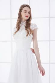 シフォン素材のウエディングドレス ウエストマークでラインにメリハリをつけてスタイルアップに レースのハイネックとフレンチスリーブが顔まわりを華やかに演出 ウエディングドレス ドレス シフォン