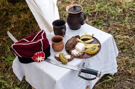 Almoço soldado pão gordo e pepinos em conserva perto do boné militar e  sabre | Foto Premium