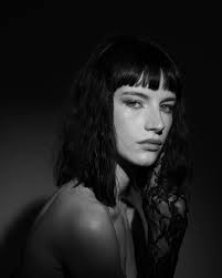 Back to black for the last one with the amazing @angeronna ;) Model :  @angeronna Makeup : @alice.m.mua Workshop: @rbrtdambrosio @penguin.vagabond  #studio #blackandwhitephotography #lightroom #creativeportrait