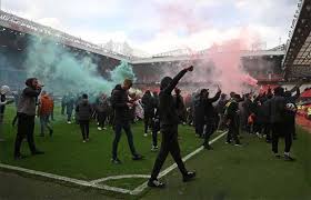 But, before the game at old trafford, fans have stormed the stadium. K8rbuqgz8vgg3m