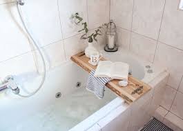 Kleines Badezimmer Mit Diesen 5 Tipps Wirkt Es Sofort Grosser Badewanne Ablage Selber Machen Badezimmer Badezimmer Holz