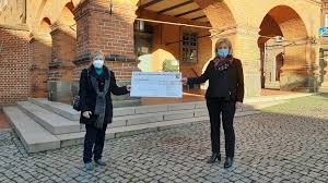 Kein wunder, dass 97 prozent aller. Landratin Und Kreistagsprasident Spenden An Tafeln