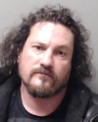 El juicio de un hombre que se dice trans acusado de asesinato se retrasa a  la espera de que se cambie de nombre