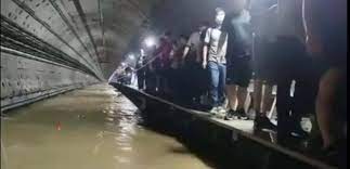 河南鄭州市暴雨成災，地鐵發生水浸事故，最少 12 人死亡， 5 人送院。鄭州市自上周六 ( 17 日 ) 連續降下罕見大雨，導致地鐵站出現積水，引發災難. Ywpesu54 T0tbm