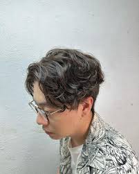 男仕Cold perm 系列，增加頭髮逢鬆度，帶出質感，打理亦十分方便！  今日呢個係紋理燙，適合分界髮型及向前造型，易於打理，篷鬆程度都可以因應你唔同要求而去設計！ #hkhair #hkhairsalon #menperm  #menshair #mksalon #hairstyles #koreanhairstyle #japanhairstyle ...