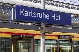 Zoller setzte sich knapp vor koen van der biezen vom karlsruher sc durch, der 1777 stimmen erhielt. Vorfall Am Karlsruher Hauptbahnhof 25 Jahriger Rettet Mann Durch Beherzten Sprung Das Leben Polizeibericht Stuttgarter Zeitung