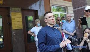 Суд оправдал активиста по статье уголовного кодекса о разбое. Sternenko S Poruchitelyami Ne Puskayut V Sud