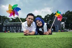 Cek artikel ini untuk memberikanmu referensi konsep foto pranikah yang unik dan tidak terlupakan. 30 Foto Prewedding Islami Romantis Tapa Sentuhan