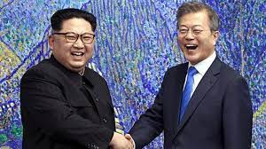 Untuk pertama kalinya sejak perang korea terhenti pada 1953 dan berstatus gencatan senjata, pemimpin tertinggi korea utara menginjakkan kaki di wilayah korea selatan. Setelah 65 Tahun Gencatan Senjata Korut Dan Korsel Akhirnya Berdamai Dan Akhiri Perang Tribun Medan