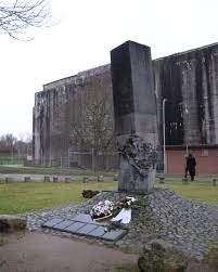 Si differenzia da una casamatta in quanto questa è solamente il locale che alloggia l'arma, cannone o mitragliatrice che sia, anche su una nave, mentre un bunker è un complesso di costruzioni, a volte ipogee, che possono anche comprendere una o più casematte. File Mahnmal U Boot Bunker Valentin 01 Jpg Wikipedia
