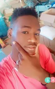 إذا كانت أمك حملتك تسعة أشهر في بطنها، فإن أباك حملك وحمل أمك واخوتك وحمل  الهموم فوق كتفيه، ولن تعرف قيمته إلا إذا واراه التراب