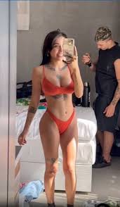 María Becerra reduplica la sensualidad en colaless neón y revienta Grecia