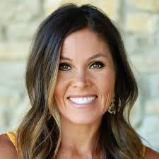 Stephanie Knowles's Instagram, Twitter & Facebook