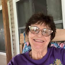 Happy birthday to the original Fleurty Girl, Lauren!🥳💚 (Media Madi here—  Lauren isn't talking to herself😂) Lauren does so much for everyone in her  life, she forgets to celebrate herself! So, of