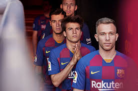 Futbol club barcelone a été créée en novembre 29,1899, situé dans la ville de barcelone,espagne, un des géants bienvenue à accueil classique maillot barcelone 18/19 pas cher magasin. Nike Presente Les Maillots 2019 2020 Du Fc Barcelone