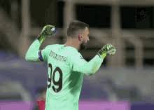 Он играет на позиции вратарь. Donnarumma Gifs Tenor