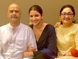 Anushka sharma celebrates birthday with virat kohli after ipl 2018 match. Flashback Friday When Anushka Sharma Recalled How Her Parents Couldn T Afford Her School Dance Outfit Pinkvilla