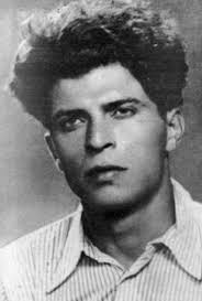 ПЪТЕКА Тъжен залез кърви над гората като прясна отворена рана. С тъжен  ромон звъни на житата светозарната сребърна пяна.... Умореният ден  догорява, плаче вятърът