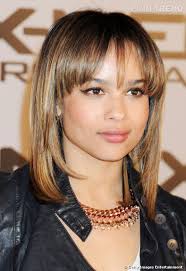 Belle carre degrade avec frange automne hiver 2016 le carre. La Fille De Lenny Kravitz Met Son Visage En Valeur Avec Un Carre Mi Long Et Effile Double D Une Frange Effilee Elle Aussi Une Coupe Moderne Et Sophistiquee Puretrend