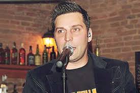 Il mai tii minte pe Adrian Filip, cantaretul din vechea trupa Axxa?! A  devenit tatic si are ganduri mari pentru fiul lui!