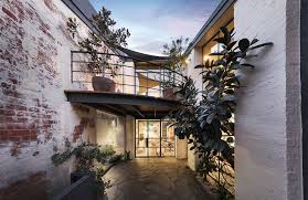 Ontdek de perfecte stockfoto's over fitzroy gardens en redactionele nieuwsbeelden van getty images kies uit premium fitzroy gardens van de hoogste kwaliteit. Converted Melbourne Warehouse With A Hidden Courtyard Is Heading For Auction