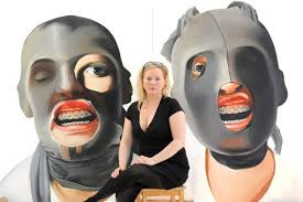 CORVINCREW // Sipos Barbara Egy éve tért vissza a Corvin tanárai közé Barbara  Sipos festőművész is, aki idén is várja az ambiciózus művészpalántákat  óráira. Barbi pillanatok alatt az iskola egyik legnépszerűbb tanára