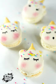 Macarons Licorne Au Chocolat Blanc J Amene Le Dessert Macaron Licorne Macaron Gateau Licorne