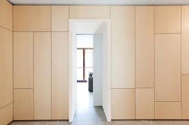 Un Elegant Mur De Rangements Meubles Integres Agencement Interieur Maison