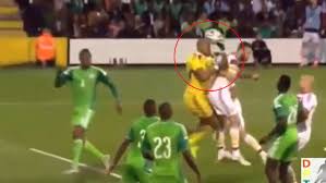 (le 13 juillet) lucien laurent pour la france contre le mexique). Match Truque Le Gardien Du Nigeria Marque Un But Contre Son Camp En Envoyant Le Ballon Dans Ses Cages