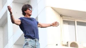 Shah Rukh Khan strikes his iconic pose from Mannat for fans on Eid