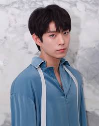 Pada tanggal 17 oktober, kim menghadiri acara perancang busana song zio songzio homme (2020 spring summer collection) di 2019 s/s hera. Korjapfan Ro La MulÈ›i Ani Kim Young Dae Happy Facebook