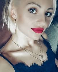 Marta arndt wurde 1989 in polen geboren; Marta Arndt Also Ich Habe Schwarze Kleidung Rote Lippen Facebook